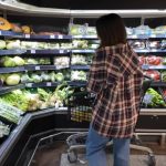 Пенсіонери штурмують прилавки: для них ціни на продукти знизили на 20 відсотків