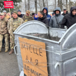 Чиновники знову у сміттєвих баках: що сталось