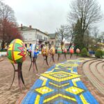 На центральній площі у Калуші засяяли велетенські писанки. ФОТО