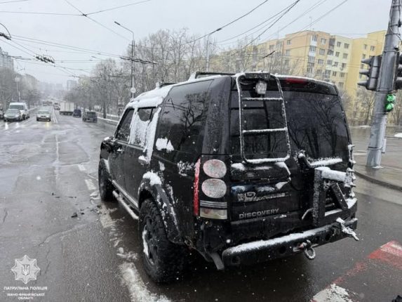 Патрульні встановили водія, який вчинив ДТП біля Франківська та втік з місця події